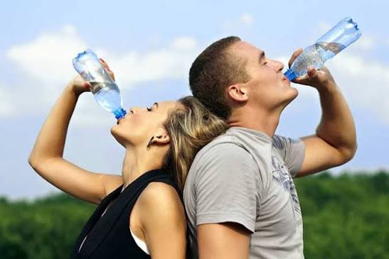La importancia de tomar suficiente agua durante el día